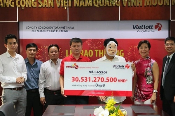 Khách hàng ở TP HCM nhận giải xổ số hơn 30 tỷ đồng