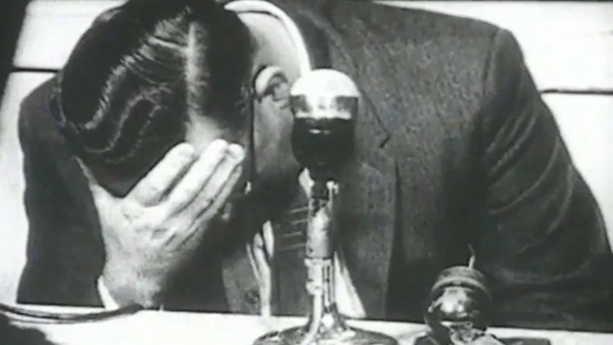 Ông Basil Thorne, cha của bé Graeme, bật khóc trong cuộc họp báo. Ảnh: 9news