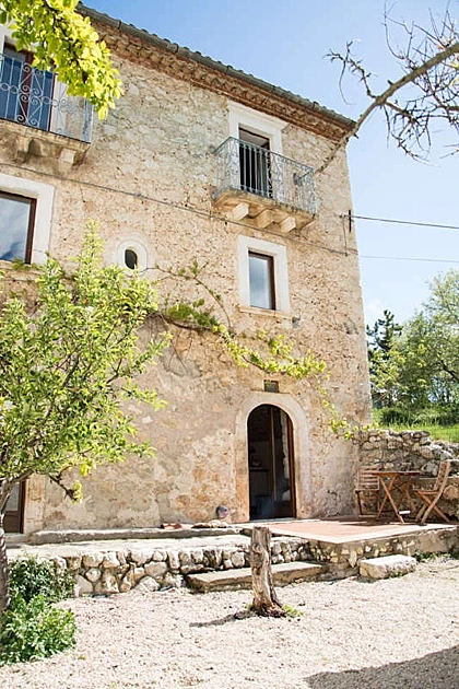 Căn biệt thự trung cổ nông thôn nước Italia bán với giá 50 bảng