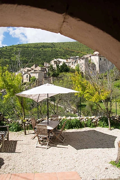 Căn biệt thự trung cổ nông thôn nước Italia bán với giá 50 bảng - 1