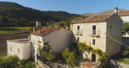 Căn biệt thự trung cổ nông thôn nước Italia bán với giá 50 bảng - 2