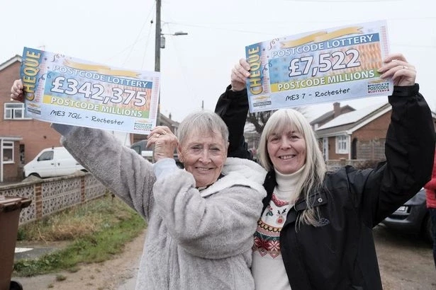 Bà Betty và con gái khoe giải thưởng. Ảnh: SWIN