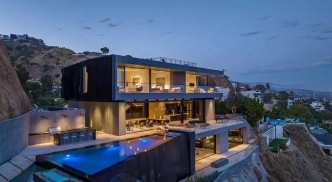 Bên ngoài dinh thự trị giá 25,5 triệu USD mà Edwin Castro đã mua ở Hollywood Hills. Ảnh: Los Angeles Times