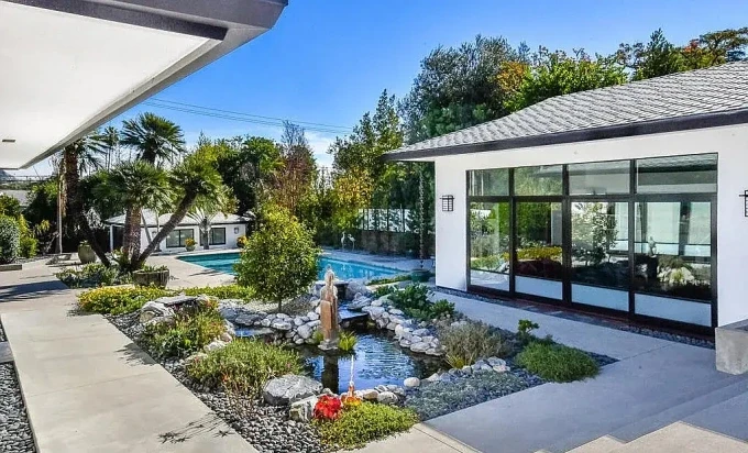 Một góc từ bên trong ngôi nhà 4 triệu USD ở Altadena hướng ra hồ bơi nước mặn bên ngoài. Ảnh: New York Post