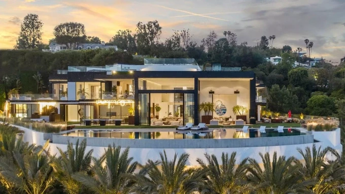 Bên ngoài biệt thự có tầm nhìn toàn cảnh Los Angeles. Ảnh: The Mirror