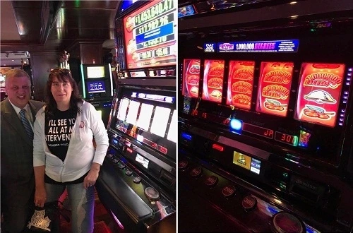 [Caption]Derek Stevens chụp cùng Rhonda trước máy quay thưởng. Ảnh: Twitter.