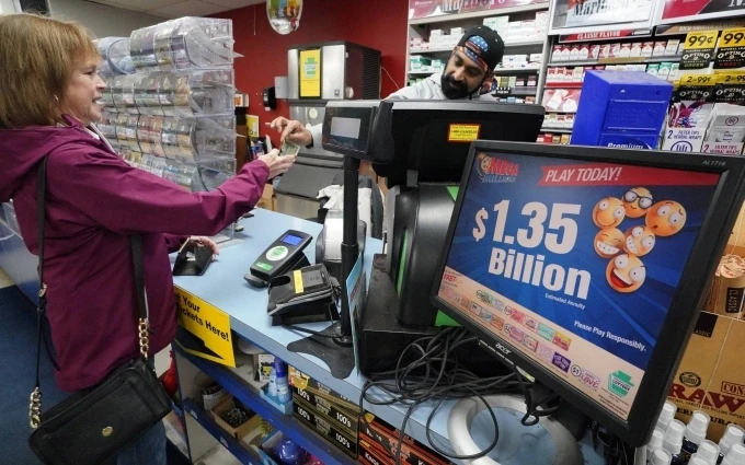 Khách hàng mua vé số Mega Millions tại siêu thị ở Cranberry, bang Pennsylvania vào ngày 12/1, một ngày trước khi công ty xổ số tìm thấy chủ nhân giải độc đắc 1,35 tỷ USD. Ảnh: AP.