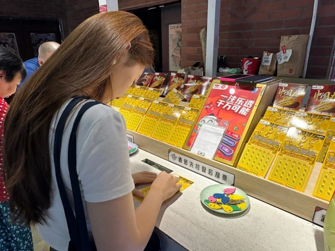 Bao đang cào vé số ở Thượng Hải, ngày 13/6/2023. Ảnh: Sixthtone