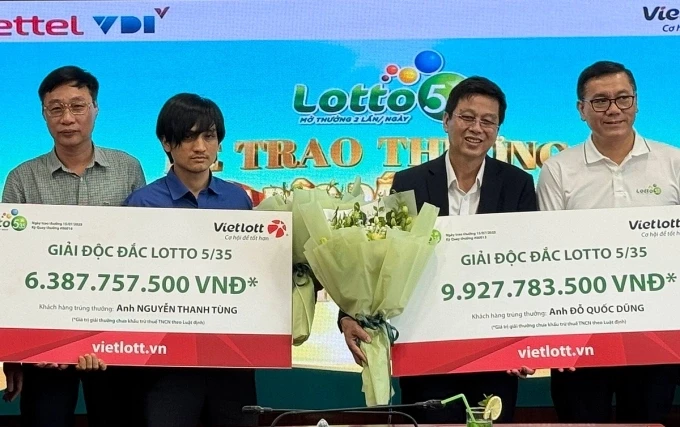 Anh Đỗ Quốc Dũng (thứ hai từ phải) nhận giải 9,9 tỷ và anh Nguyễn Thanh Tùng (thứ hai từ trái) nhận giải 6,38 tỷ đồng chiều 15/7 ở Hà Nội. Ảnh: Anh Tú