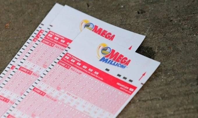 Tấm vé số Mega Millions ở thành phố New York, Mỹ, hồi tháng 10/2018. Ảnh: Reuters.