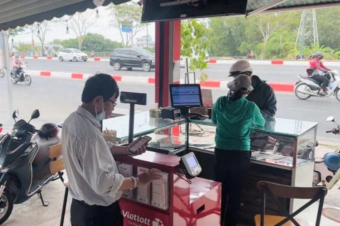 Người chơi ra các điểm bán Vietlott mua vé ngày càng đông hơn vào thời điểm cuối năm. Ảnh: Vietlott