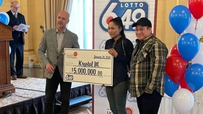 Campbell và McKay nhận tấm séc trúng số 5 triệu đôla Canada ngày 30/4/2024. Ảnh: Facebook/Krystal Ann McKay
