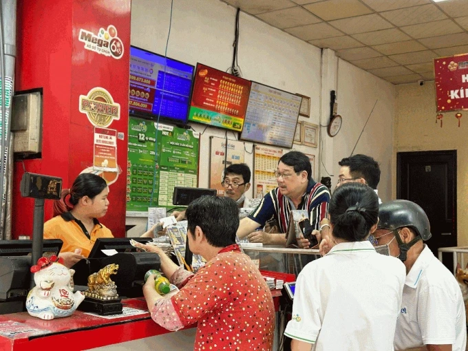 Các điểm bán Vietlott thu hút lượng lớn khách hàng đến mua vé Lotto 5/35 mỗi ngày. Ảnh: Vietlott