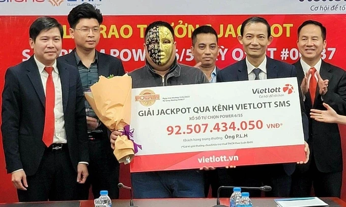 Ông P.L.H tại buổi nhận giải Jackpot trị giá hơn 92 tỷ đồng chiều 14/2. Ảnh: Anh Tú