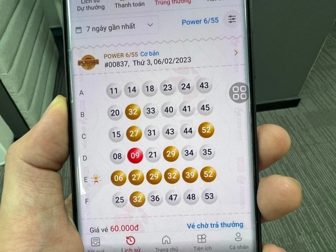 Ông H mua 6 vé tự chọn, trong đó có 1 vé trúng giải hơn 92,5 tỷ đồng. Ảnh: Anh Tú