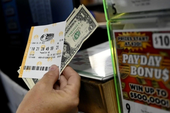 Một khách hàng mua vé số Powerball ở Arlington, Virginia, ngày 29/7/2022. Ảnh: AFP