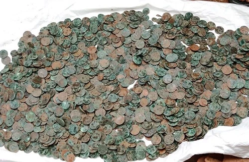 Nhiều đồng xu đã ngả xanh qua thời gian. Ảnh: News Minute.