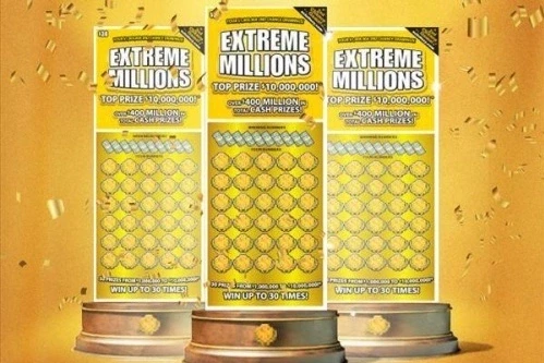 Strickland vứt vé xổ số cào xuống sàn.