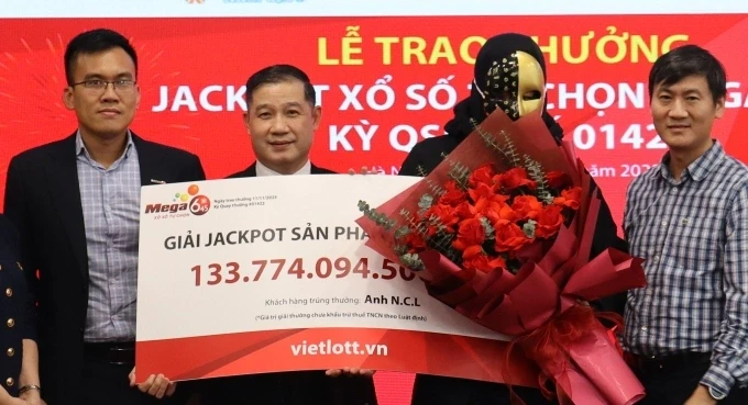 Anh N.C.L đeo mặt nạ tại lễ trao giải Jackpot hơn 133 tỷ đồng. Ảnh: Vietlott