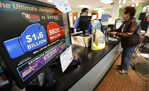 Một khách hàng mua vé số Mega Millions tại Des Moines, Iowa vào tháng 10/2018 khi giải này có giá cộng dồn đến 1,6 tỷ USD. Ảnh: AP