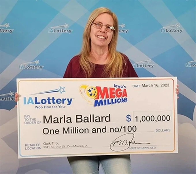 Marla Ballard nhận giải thưởng trúng số ngày 16/3 tại công ty xổ sống Iowa. Ảnh: Công ty xổ số Iowa