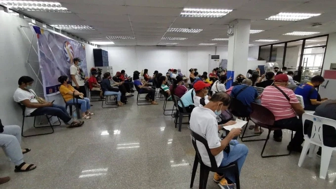 Người trúng độc đắc đến văn phòng PSCO ở thành phố Mandaluyong, Philippines để lĩnh giải. Ảnh: PSCO.