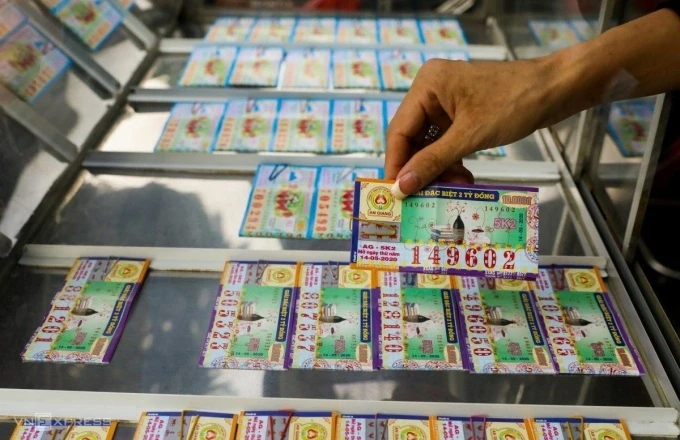 Người dân mua vé số tại một cửa hàng trên đường Xô Viết Nghệ Tĩnh, (quận Bình Thạnh, TP HCM). Ảnh: Quỳnh Trần