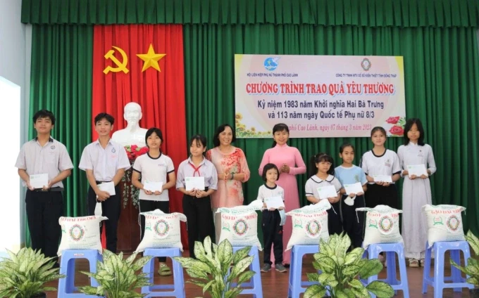 10 suất học bổng cho 10 em học sinh giỏi là con của các chị em bán vé số lẻ.