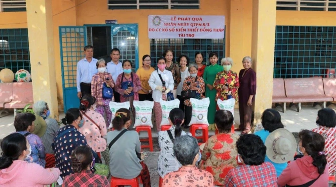 Hoạt động trao tặng quà dịp 8/3 cho phụ nữ bán vé số lẻ thành phố Sa Đéc.