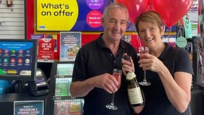 John Lovel và vợ là Jen - chủ cửa hàng bán xổ số  ở thị trấn Tatura, bang Victoria ăn mừng sau khi bán được vé trúng thưởng. Ảnh: Newsflash