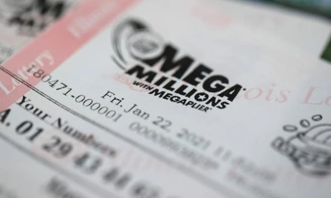 Một tờ vé số Mega Millions của Mỹ. Ảnh: CNN.