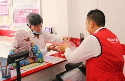 Cụ già mua vé tại một điểm bán hàng của Vietlott. 