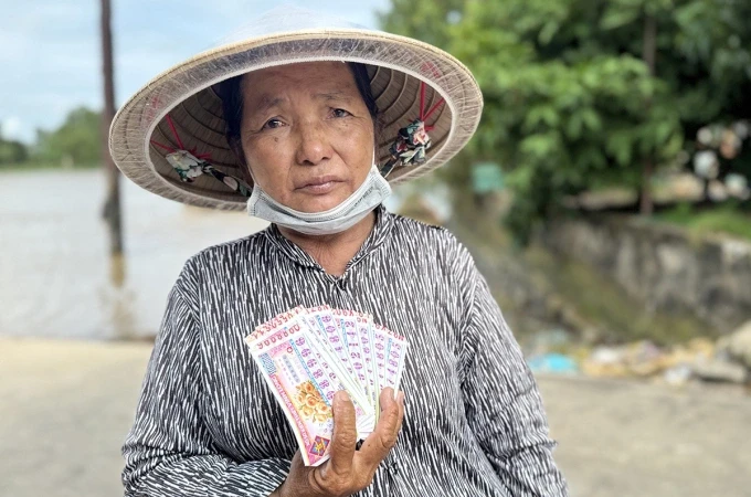 Một người bán vé số dạo tại Cần Thơ. Ảnh: An Bình