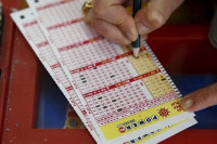 3 cách tiêu tiền tốt hơn mua vé số