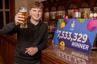 Bị bố bắt đi làm dù trúng độc đắc