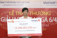 Chủ Jackpot hơn 14 tỷ đồng không đeo mặt nạ nhận giải