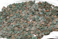 Người đàn ông đào được hũ tiền cổ sau khi trúng số