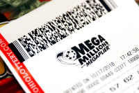 Trúng độc đắc 110 triệu USD sau 32 năm chỉ mua một bộ số