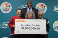 Trúng số 2 triệu USD sau khi dốc hết tiền chữa bệnh cho con