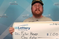 Trúng số một đôla, người đàn ông được trả bằng tấm séc khổng lồ